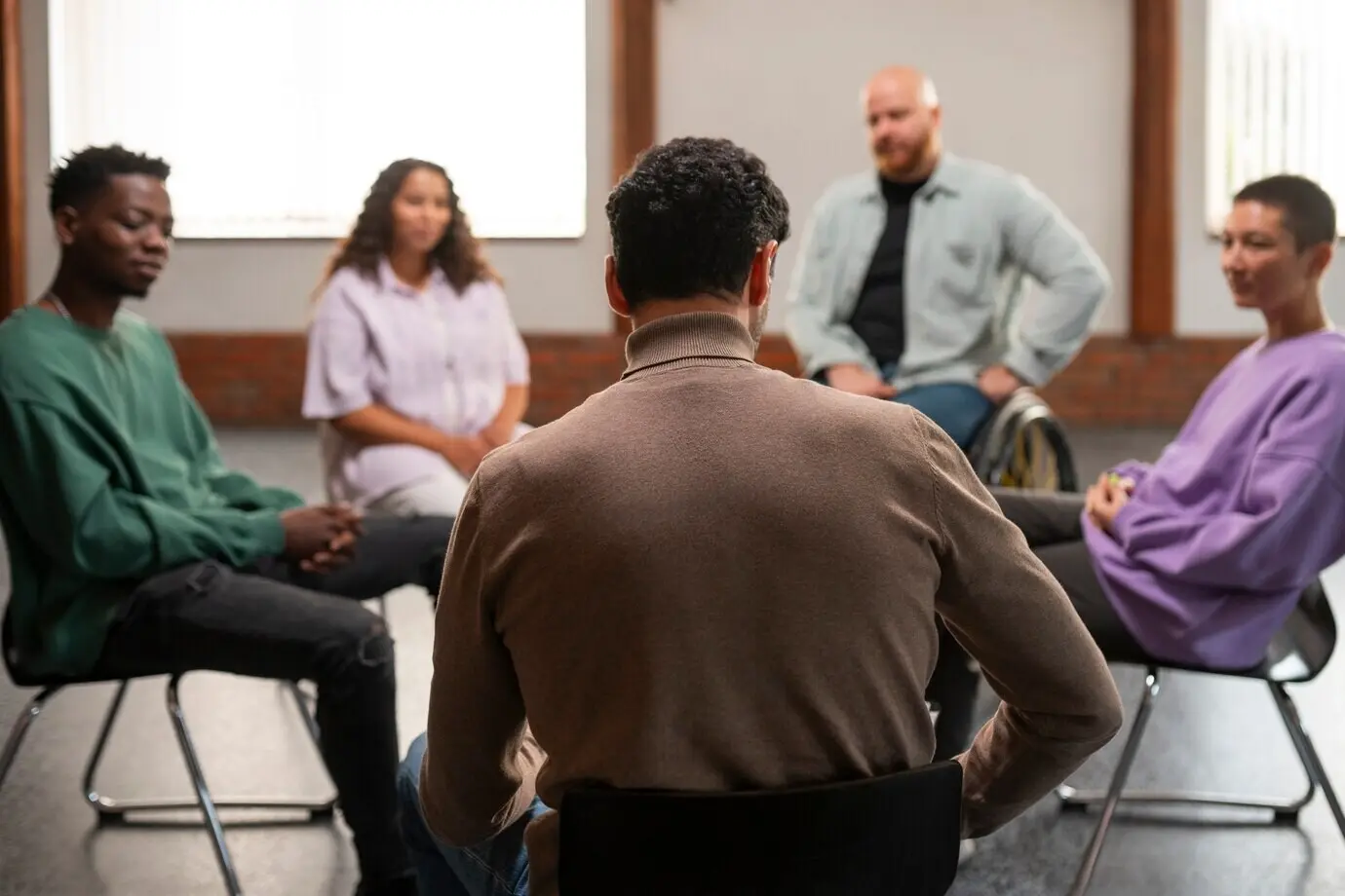 Menschen treffen sich in einer Selbsthilfegruppe.