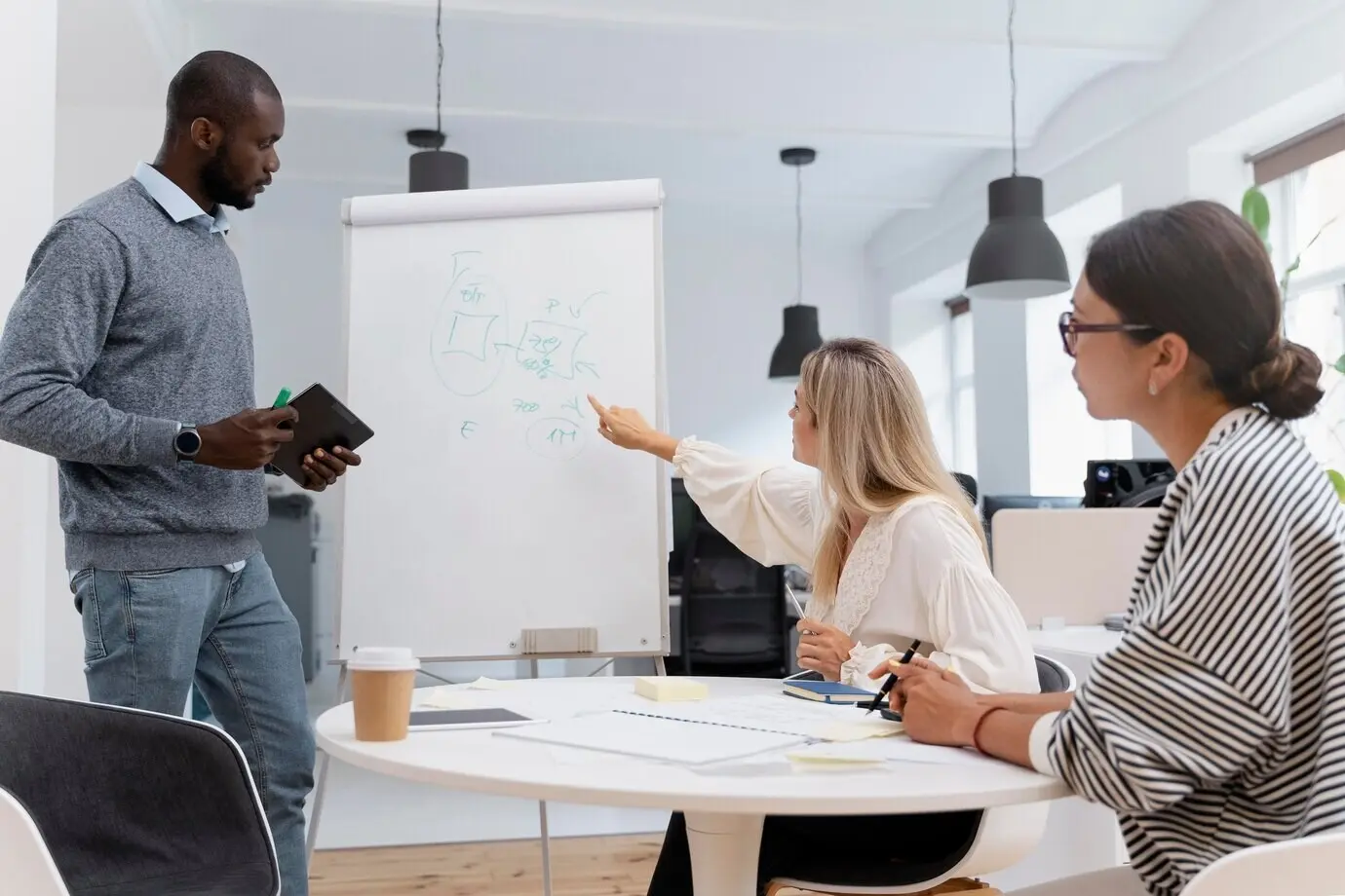 Nahaufnahme junger Kollegen bei einem Meeting